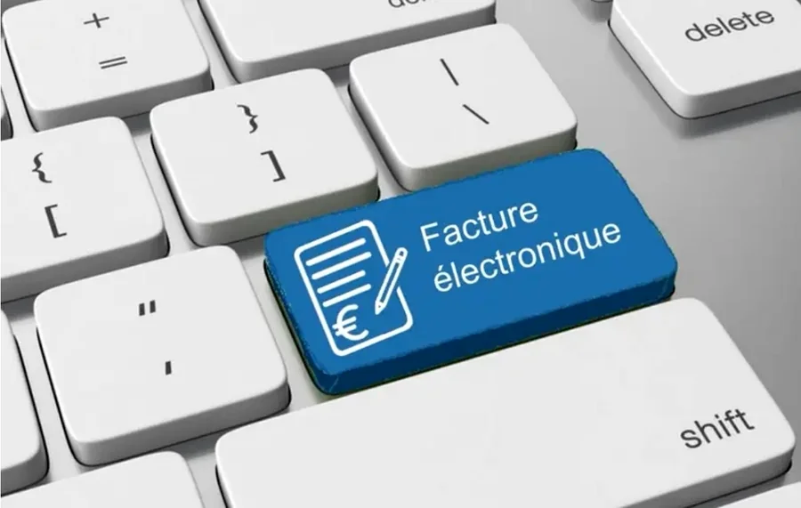 Touche de clavier bleue représentant une facture électronique avec un symbole euro